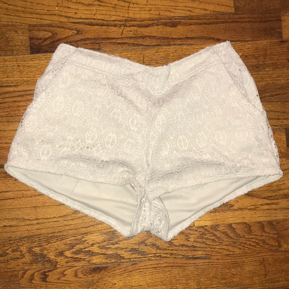 White laced shorts - Picture 1 of 3
